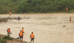 Hàng trăm người ngâm mình trong nước lũ tìm cháu bé 4 tuổi mất tích