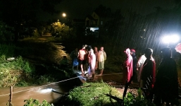 Người đàn ông đi xe máy qua cầu bị nước lũ cuốn trôi