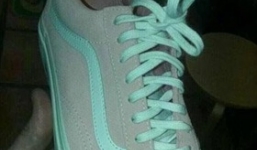 Chiếc giày màu hồng-trắng hay xanh-xám gây tranh cãi cộng đồng mạng