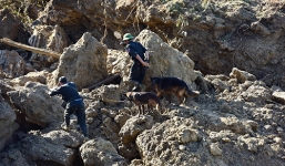 Trưởng thôn bị đất đá chôn vùi khi gọi người dân chạy khỏi vùng sạt lở