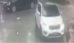 Tài xế ôtô cán qua người trẻ 2 tuổi, thản nhiên lái xe bỏ đi