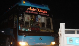 Xe khách chở hàng lậu, cố thủ 8 tiếng giữa quốc lộ