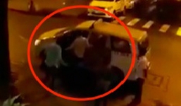 'Vòi' 50.000 đồng không được, tài xế Vinasun đánh khách Tây giữa đường?