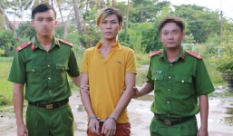 Cảnh sát bị 'ma men' đạp ngã khi kiểm tra nồng độ cồn