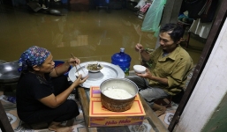 Chùm ảnh: Cuộc sống 'trên giường, dưới nước' của dân vùng lũ ở Hà Nội