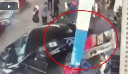 Camera ghi lại hình ảnh lái xe ôtô húc đổ cây xăng cùng hàng loạt xe máy, sau đó bỏ trốn