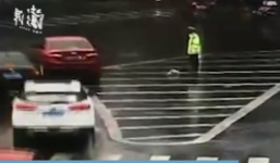 Tài xế ném ô qua cửa xe cho cảnh sát đứng làm việc dưới mưa