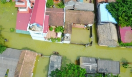 Ảnh: Hà Nội chìm trong biển nước sau 5 ngày lũ về, dân đập tường thành lỗ chui lấy lương thực