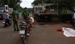 Xe máy tông đuôi xe tải đang đậu bên đường, tài xế chết thảm