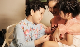 Giữa ồn ào ly hôn với Tim, Trương Quỳnh Anh dắt con trai sải bước trên sàn catwalk