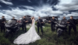 Xôn xao bộ ảnh cưới có 1-0-2 của chàng cảnh sát đặc nhiệm và vị hôn thê trong khu huấn luyện 