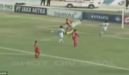 Sốc: Thủ môn Indonesia thiệt mạng sau pha va chạm kinh hoàng với đồng đội