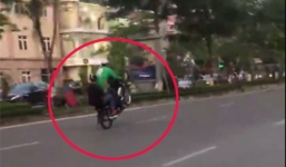 Thanh niên mặc áo Grab chở khách, bốc đầu hàng trăm mét