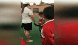 Xôn xao clip giáo viên tiểu học cầm giày cao gót đánh rồi đạp học sinh 