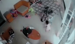 Phẫn nộ chồng ném vợ xuống dưới sàn trước mặt con nhỏ