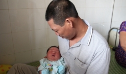 Bố bé trai chào đời kỷ lục 7,1 kg tại Vĩnh Phúc: 'Lúc đầu tôi không tin nên phải cân lại'