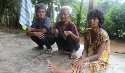 Rơi nước mắt mẹ già 85 tuổi xin từng bữa cơm nuôi 4 người con tâm thần, muốn ăn bữa ngon rồi chết cùng con