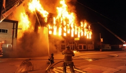 Xưởng gỗ 1.000m2 bốc cháy dữ dội trong đêm