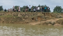 Người đàn ông mất tích bí ẩn, quần áo và dép để bên sông