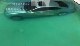 Bị bạn trai đá, mẫu nữ dìm xe sang xuống bể bơi để trả thù