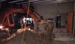 Thuê máy xúc phá nát nhà hàng xóm vì tranh chấp đất mặt đường