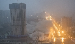 Tòa nhà cao 65 m bị đánh sập chỉ 5 giây ngắn ngủi