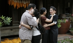 'Mẹ chồng' Lan Hương làm người mẹ quê trong MV của Sao mai Bích Hồng, Thu Hằng