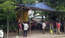 Mẹ bàng hoàng phát hiện con trai treo cổ trên cây trước nhà