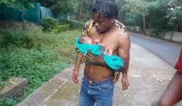 Bé sơ sinh bị kiến bu đầy vì cha mẹ bỏ trong thùng rác