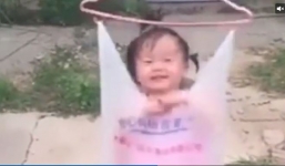 Bé gái bị mẹ treo lên móc quần áo để hong khô 