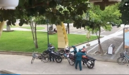Đỗ sai quy định, 3 xe máy khóa cổ bị dân phòng dùng xe đạp 'hốt' đi