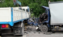 Giải cứu tài xế mắc kẹt trong cabin biến dạng sau vụ tai nạn nghiêm trọng