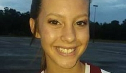 Gọi mãi không trả lời, mẹ hốt hoảng phát hiện con gái đã bị bắn chết