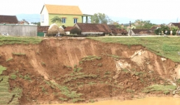 Cả trăm mét kênh lớn bất ngờ sạt lở khiến người dân lo sợ