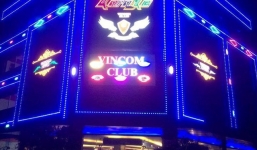 Mang súng đi hát, gây náo loạn quán karaoke