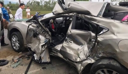 Người dân phá cửa cứu nữ tài xế kẹt cứng trong xế hộp ra ngoài