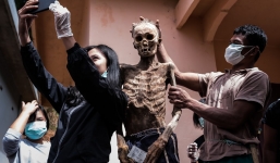 Ăn chung mâm, ngủ chung nhà với thi thể suốt cả năm trời: Những tập tục rùng rợn nhất ở Indonesia