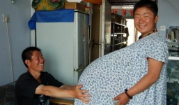 Choáng với bụng bầu to 'khổng lồ' của bà mẹ mang thai 5