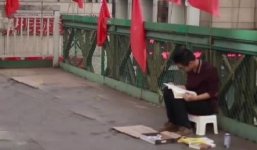 Xôn xao cử nhân ngồi lề đường xin tiền: 'Đầu tư cho tôi có giá trị hơn là cho ăn xin'