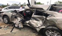 Tránh bò sang đường, xe tải và xe con biến dạng