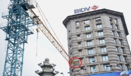 Cần cẩu 'quơ tay' trúng tòa nhà ngân hàng, 2 xế hộp tiền tỉ hỏng nặng