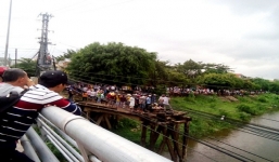 Đứng xem tìm kiếm thi thể nhảy cầu, một thanh niên sảy chân rơi xuống sông