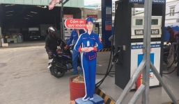 Cây xăng Việt cảm ơn khách bằng hình nộm 