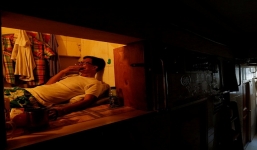 Cuộc sống tù túng của hàng nghìn người dân Hồng Kong trong những“ngôi nhà quan tài” rộng vài m2 