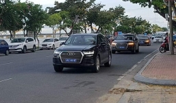 Dỡ cẩu tháp, nhận siêu xe phục vụ APEC