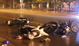 Ô tô điên tông 6 máy trong đêm, 9 người văng xuống đường