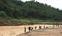 Xác định thi thể người đàn ông mắc trên lùm cây là sĩ quan biên phòng bị lũ cuốn