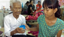 Mẹ già ngã bệnh nhập viện điều trị, 4 người con tâm thần lại bơ vơ đợi mẹ về cho ăn cơm