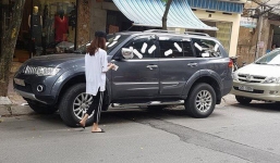 UBND phường xác minh việc cô gái dán băng vệ sinh quanh ôtô vì đỗ trước cửa hàng ở Hà Nội