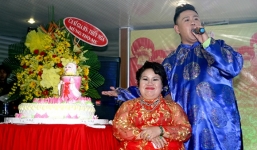 Minh Béo rửa chân, xúc động hát mừng thọ mẹ tuổi 70